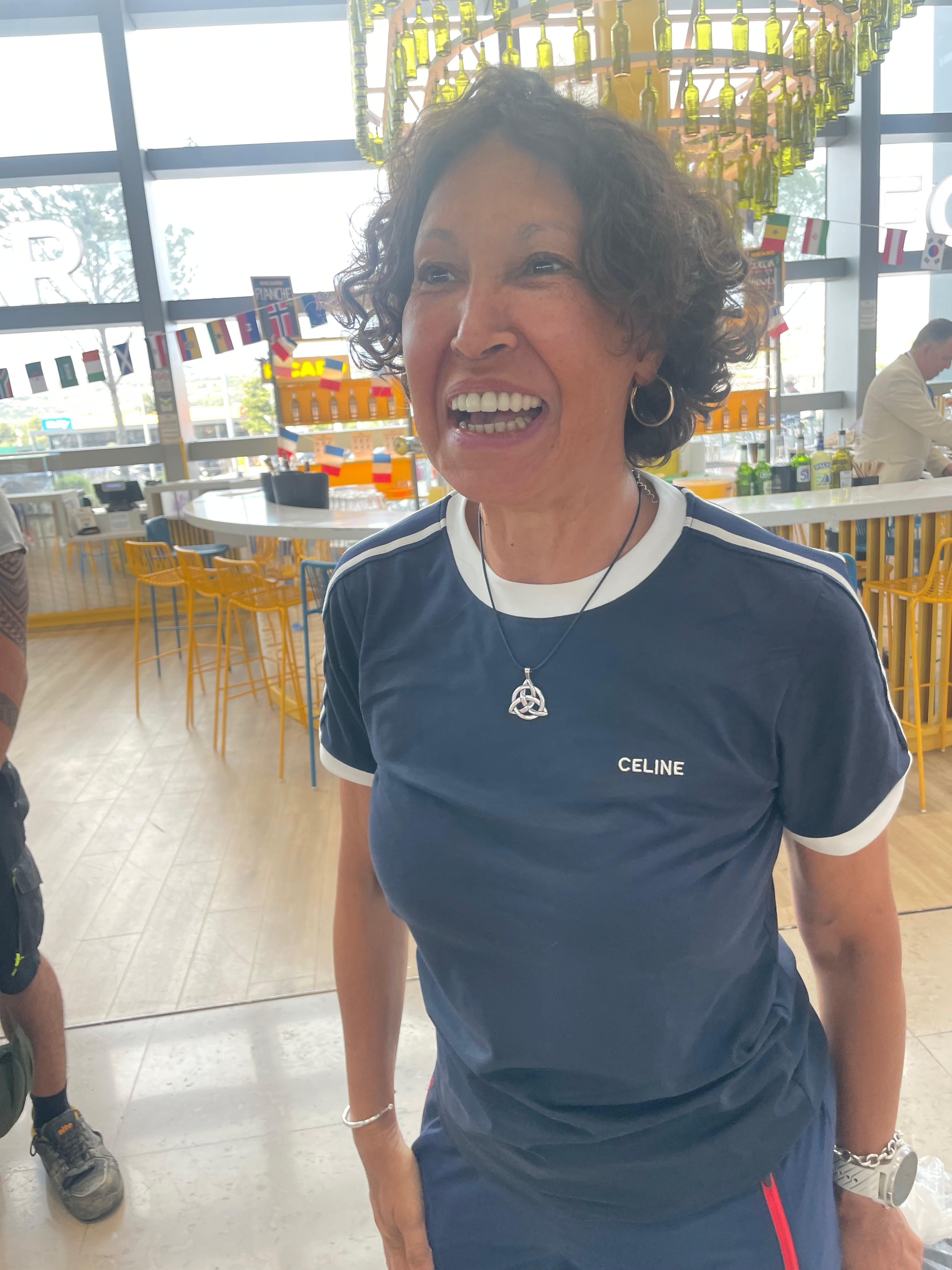 Samah Benmaad, radieuse, accueillie à son arrivée à l'aéroport de Marseille au retour de la Gobi March 2026