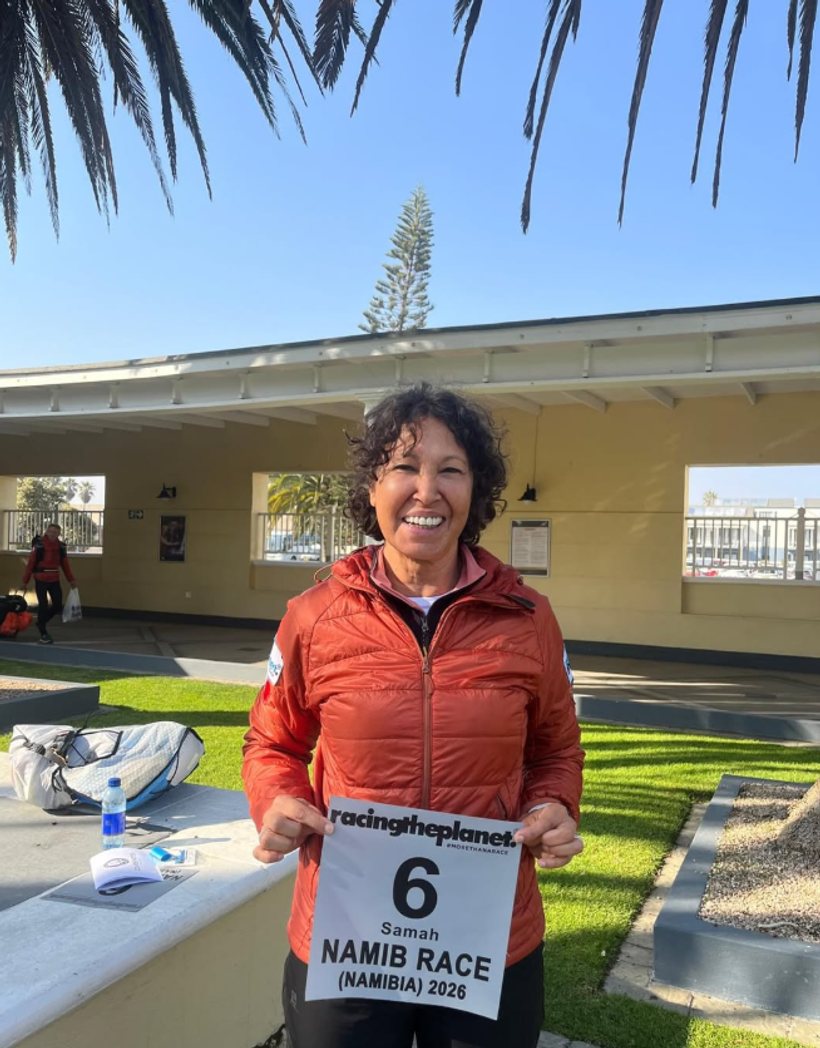 Samah Benmaad, dossard 6, prête au départ de la Namib Race 2026 à Swakopmund