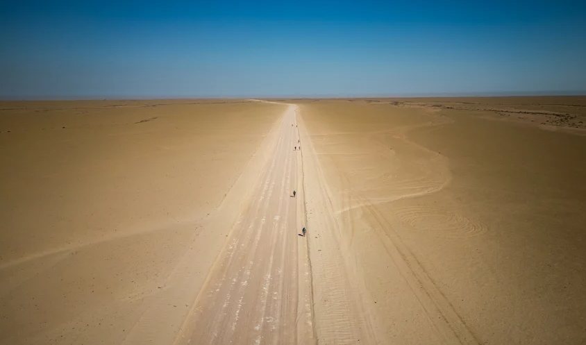 Coureuse solitaire dans l'immensité du désert du Namib