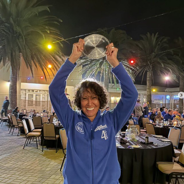 Samah Benmaad, 3ᵉ féminine de la Namib Race 2026, brandit son trophée à la cérémonie de clôture