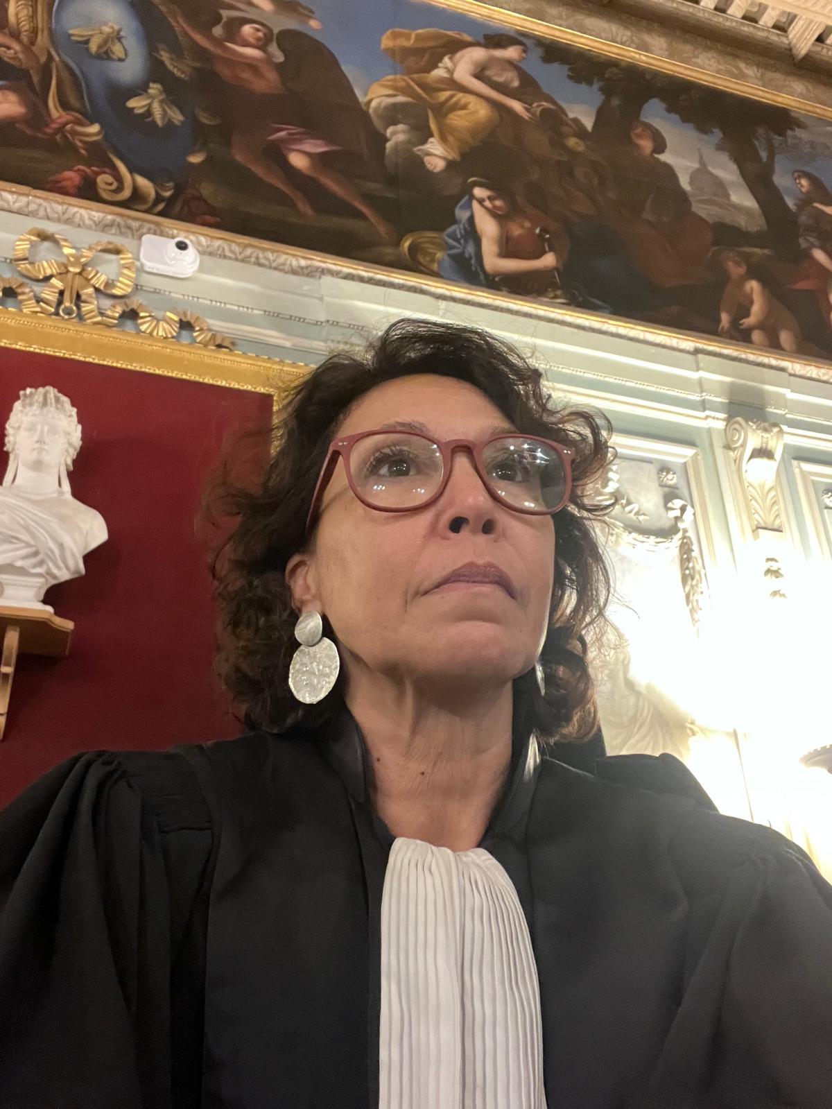 Samah Benmaad en robe d'avocate au palais de justice
