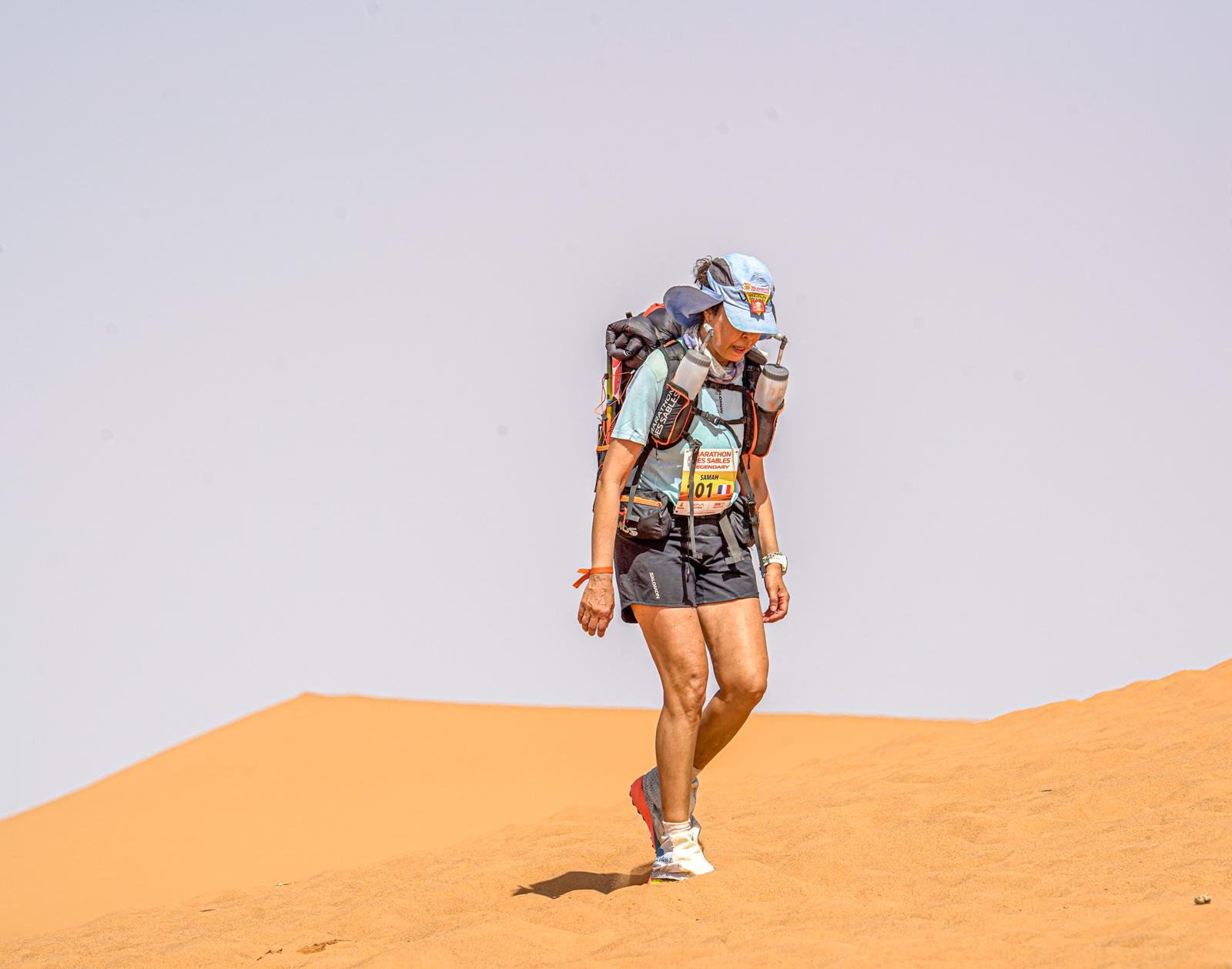 Samah en descente de dune au Marathon des Sables