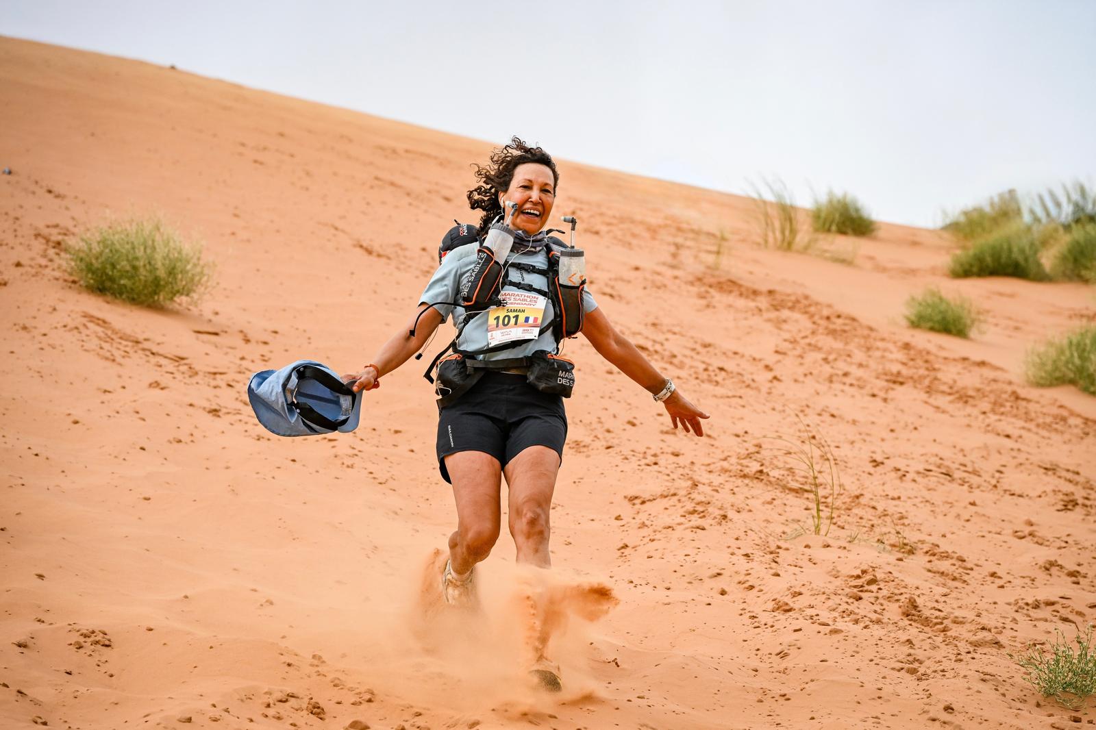 Samah Benmaad courant sur une dune au Marathon des Sables