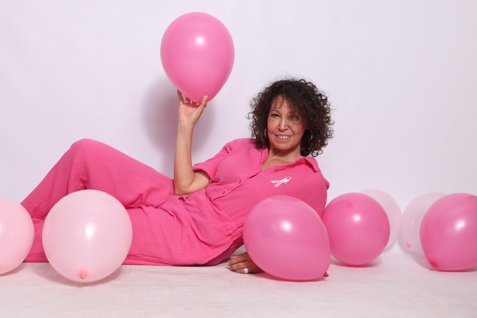 Samah avec ruban rose contre le cancer du sein